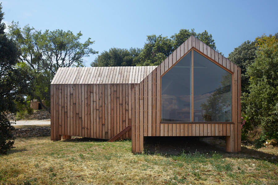 Un pavillon en bois posé au sol au milieu des vignes - Batiweb